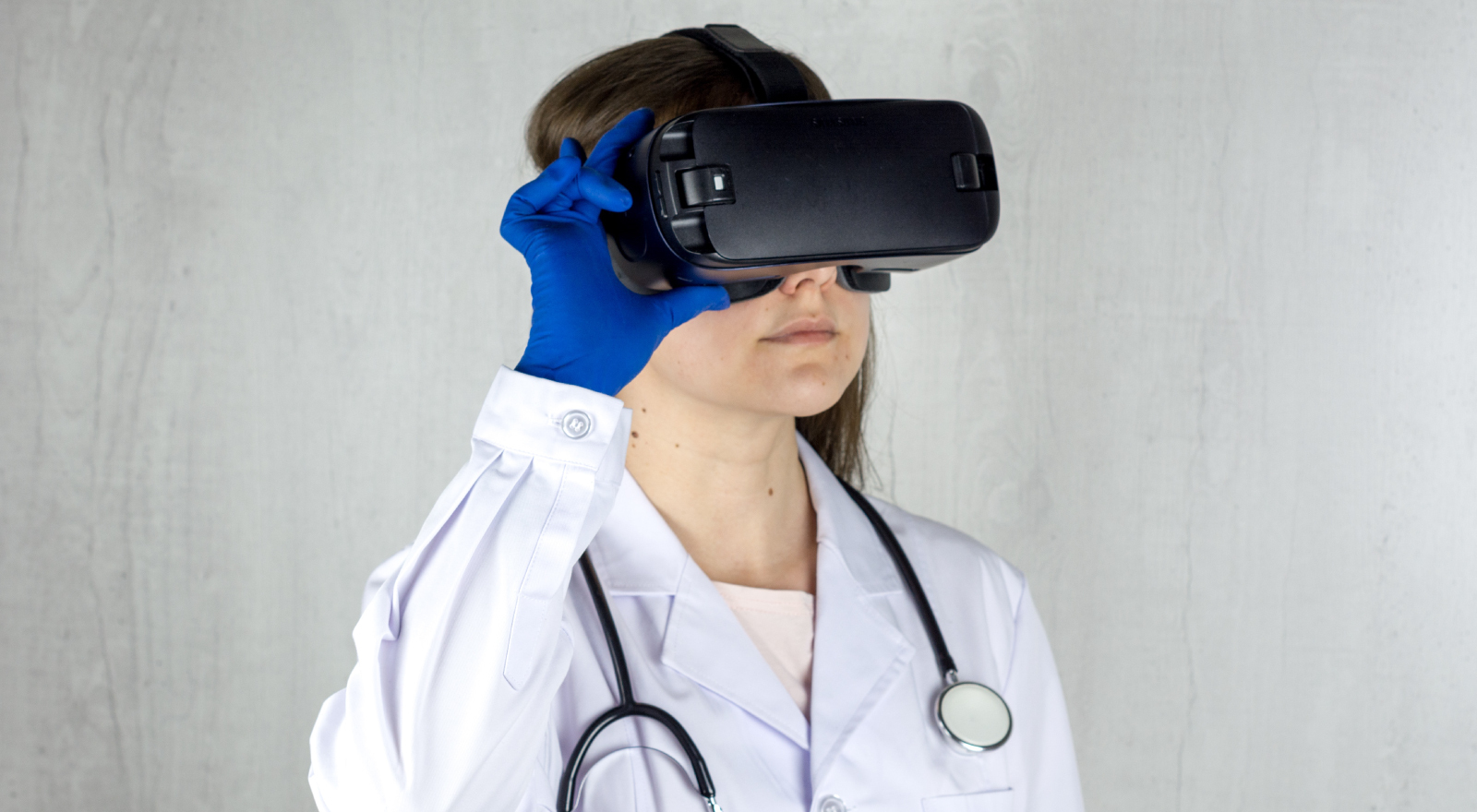 How Virtual Reality is Revolutionizing Healthcare: From Therapy to Surgical Training